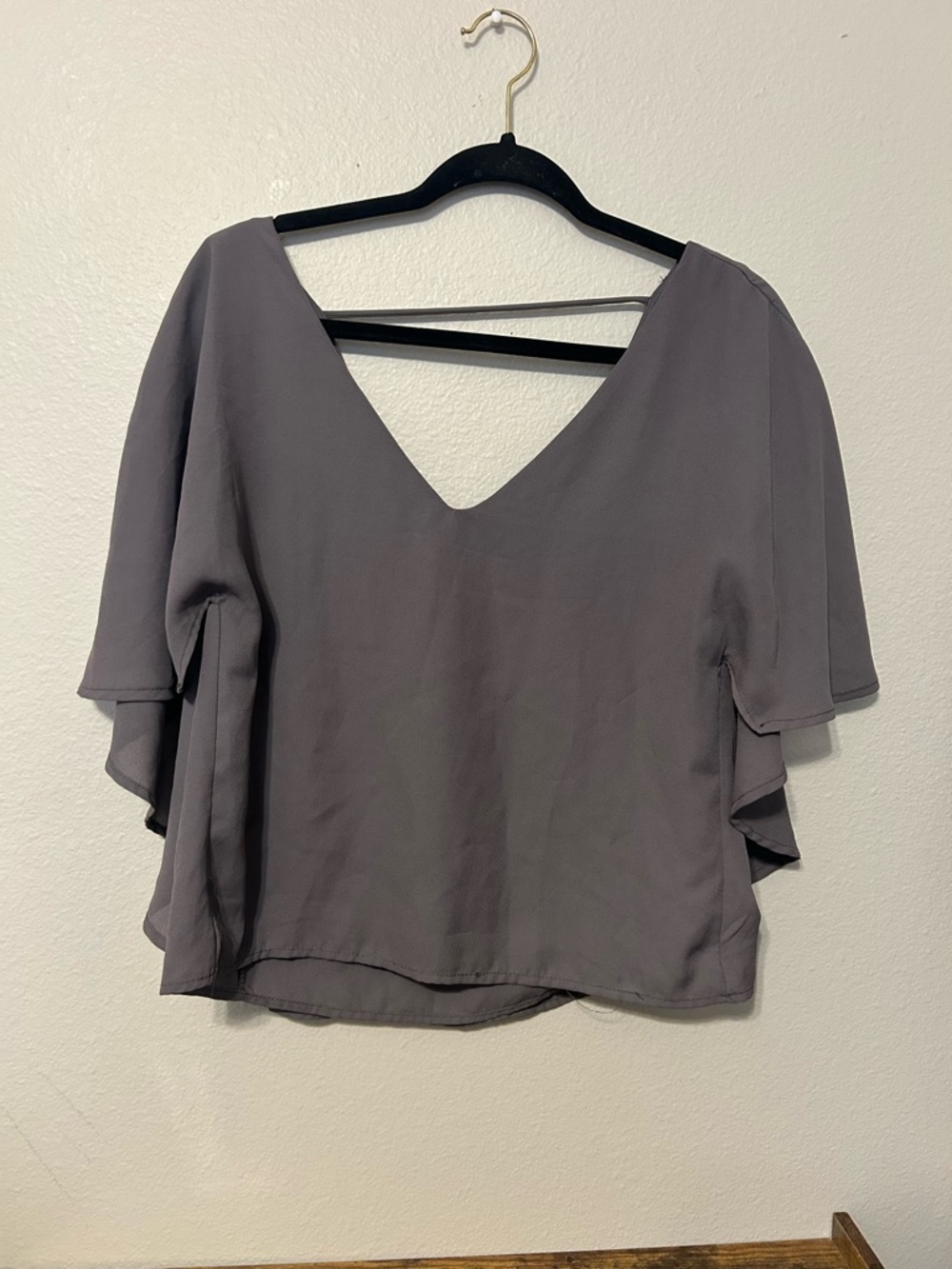Relaxed V-Neck Flutter Sleeve Blouse - Gray Womens BKE Red size medium